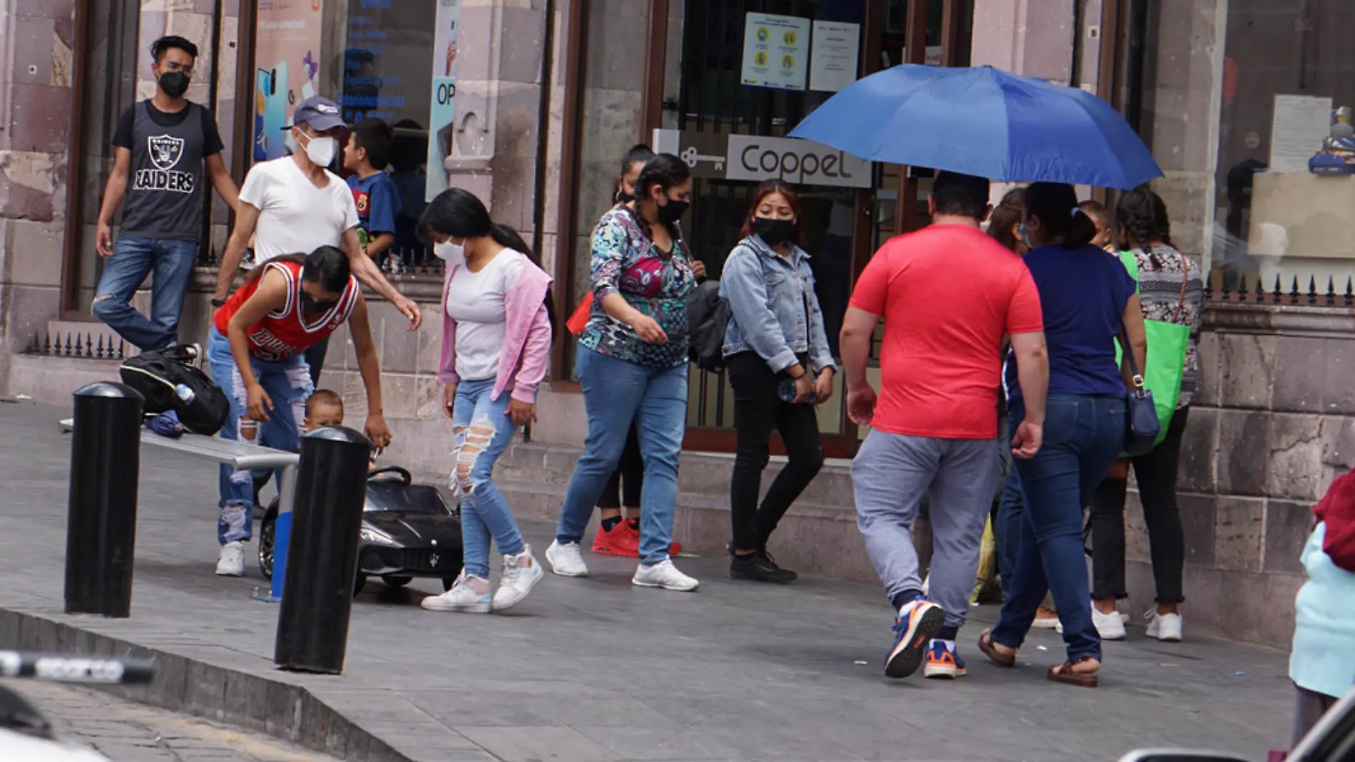 personas en el centro de la ciudad de Zacatecas